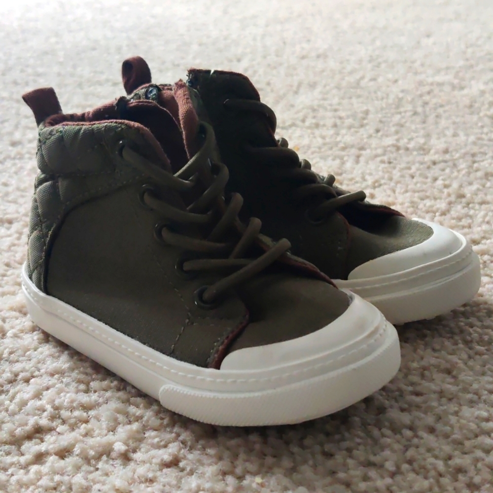 NWOT Old Navy army green toddler high-top sneakers size 5